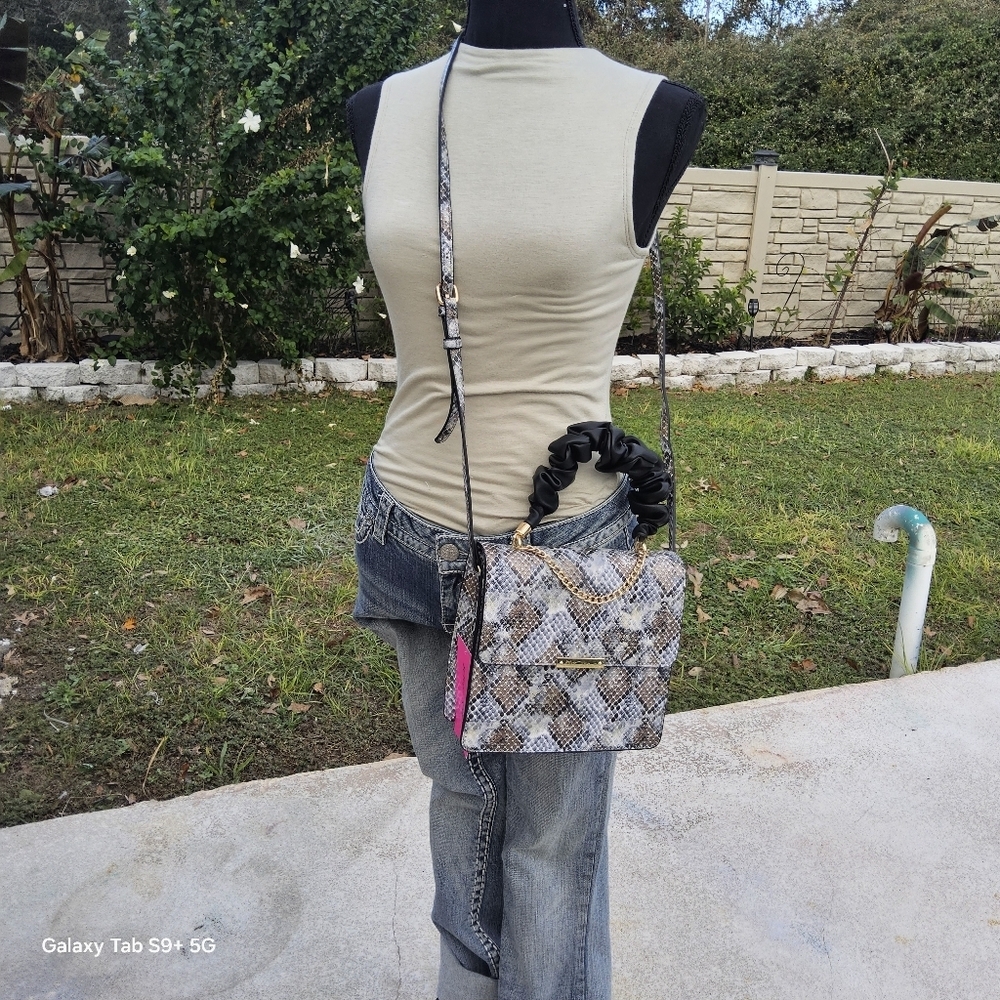 NWT SNAKE BETSEY JOHNSON SCRUNCHIE TOP HANDLE - Picture 5 of 5